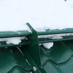 фото Монтаж снегозадержателя на металлочерепицу